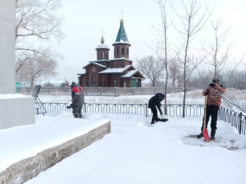 Уборка снега у памятника ВОВ.